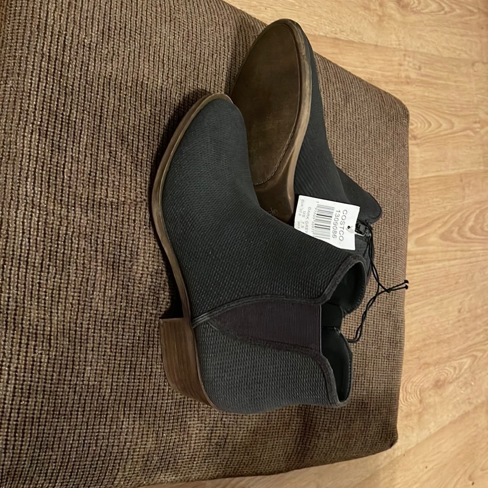 Costos ankle booties, brand new with tag in the size of 7.5.